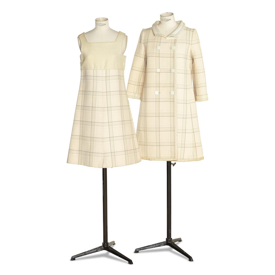 COURREGES, collection Haute Couture, Automne-Hiver 1965. Robe et manteau en toile de laine à...: COURREGES, collection Haute Couture, Automne-Hiver 1965. Robe et manteau en toile de laine à carreaux. Création: André Courrèges Robe de forme évasée à décollet
