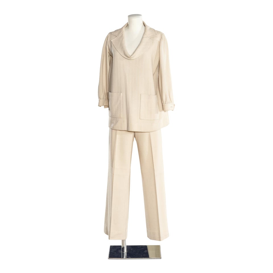 GIVENCHY, collection Boutique, circa 1980. Ensemble en lainage beige à rayures ton sur ton.: GIVENCHY, collection Boutique, circa 1980. Ensemble en lainage beige à rayures ton sur ton. Haut façon marinière, encolure en V arrondi, deux poches plaquées et pantalon droit. Gri