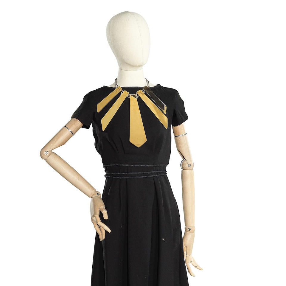 GIVENCHY, circa 1980. Collier façon plastron en métal doré.: GIVENCHY, circa 1980. Collier façon plastron en métal doré. Chaine retenant des formes géométriques croissantes en mouvement. Signé sur le motif central. Le rapport d'