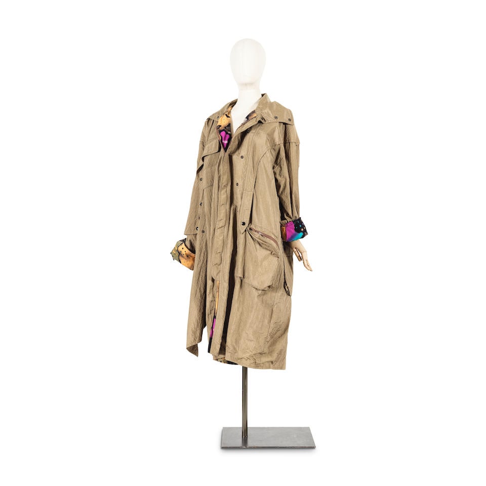 Kanzai Yamamoto, collection Prêt-à-Porter, circa 1985. Imperméable en toile polye...: Kanzai Yamamoto, collection Prêt-à-Porter, circa 1985. Imperméable en toile polyester kaki. Coupe ample et destructurée, manches longues, boutonnage pression, intérieur à