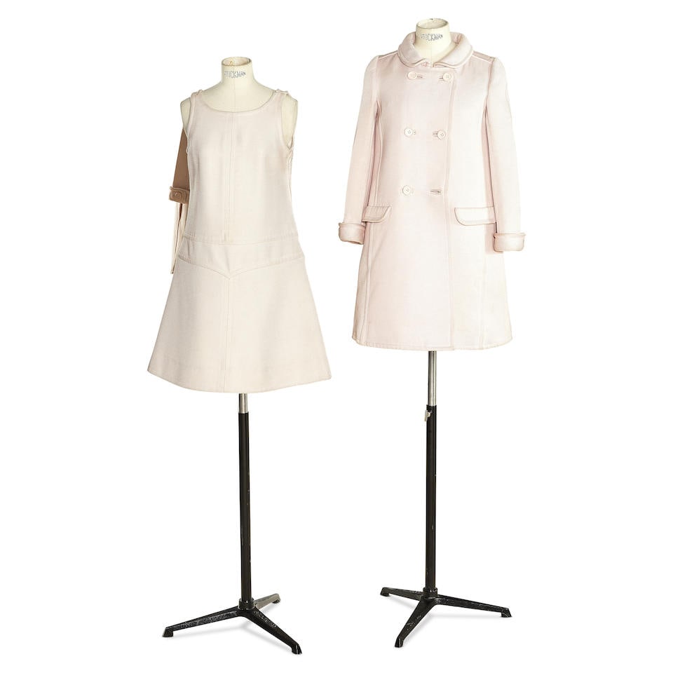 COURREGES, collection Haute Couture, circa 1966. Ensemble de jour en drap de laine rose pale. Cr...: COURREGES, collection Haute Couture, circa 1966. Ensemble de jour en drap de laine rose pale. Création: André Courrèges Robe de forme trapèze à encolure ronde, sans manches, e
