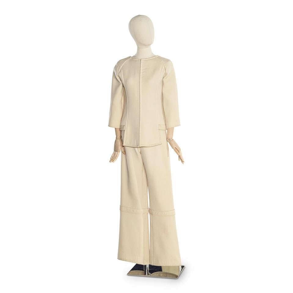 COURREGES, collection Haute Couture, circa 1968. Ensemble pantalon 'space age' en toile de laine...: COURREGES, collection Haute Couture, circa 1968. Ensemble pantalon 'space age' en toile de laine écrue. Création: André Courrèges Haut tunique à encolure ronde, emmanchure rag