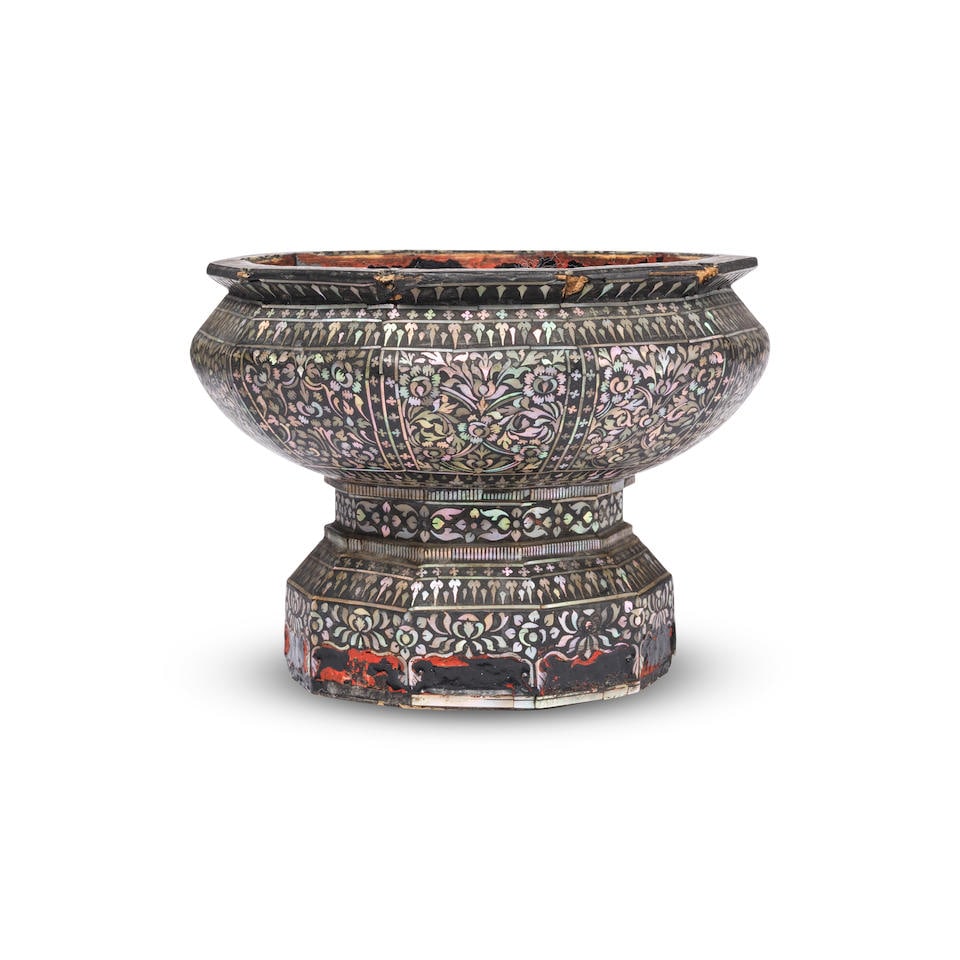 Bol sur piedouche incrusté de nacre et de laque (talum), Thaïlande, fin XIXème si... (1 of 2)