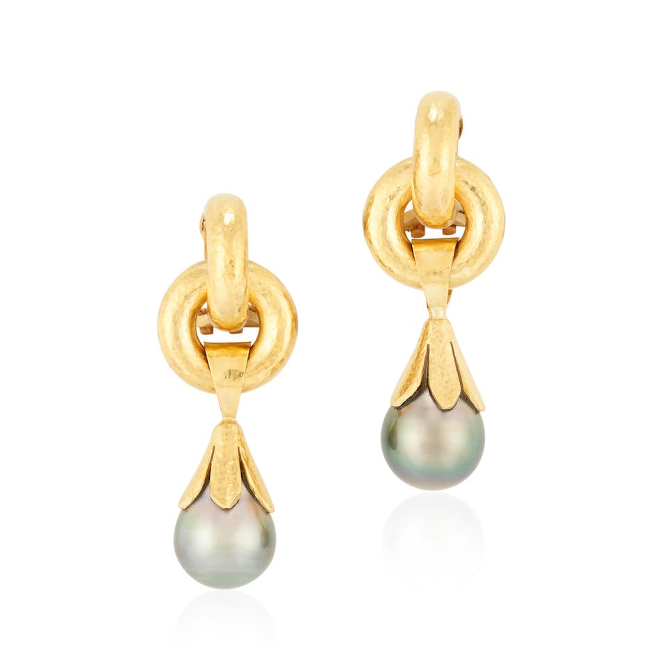 ELIZABETH LOCKE: A PAIR OF 18K GOLD AND TAHITIAN PEARL EARRINGS (1 of 4)