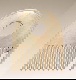 A RARE JADE HAIRCOMB Spring and Autumn Period