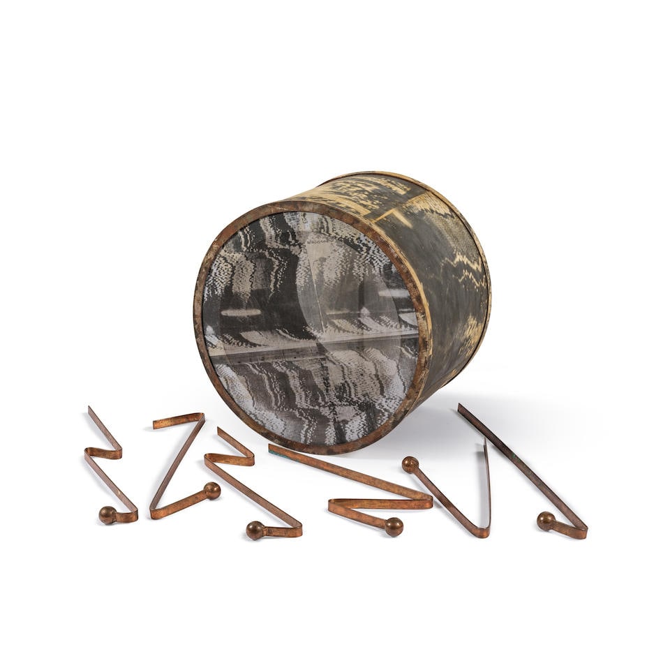 DENNIS OPPENHEIM (1938-2011) Dead Beats 1988: DENNIS OPPENHEIM (1938-2011) Dead Beats 1988 cornière en acier, acier cuivré et sérigraphie sur tissu en fibre de verre steel angle, copper plated steel and silkscreen on fiberglass clo