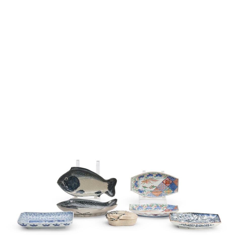 SIX PORCELAIN DISHES AND A PORCELAIN BOX AND COVER Edo period (1615-1868) or Meiji era (1868-191...