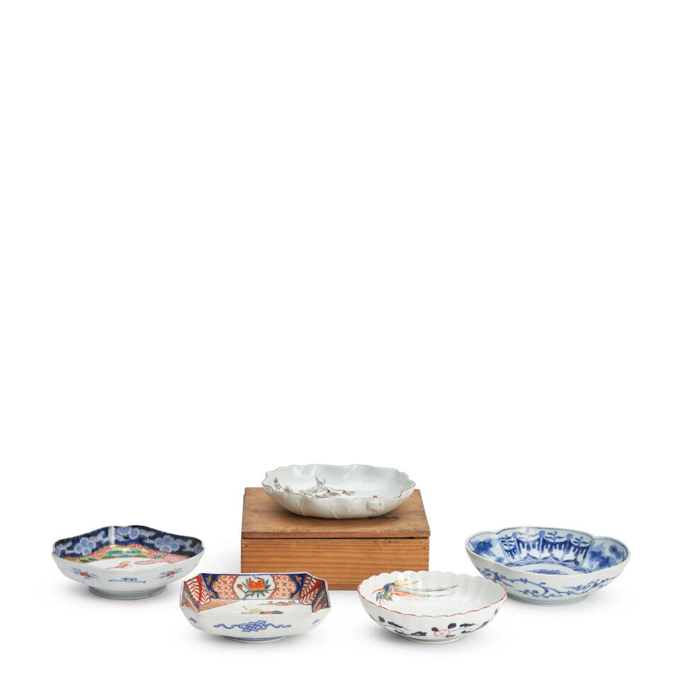 FIVE PORCELAIN DISHES Edo period (1615-1868) or Meiji era (1868-1912), 19th century, (5 Japanese...
