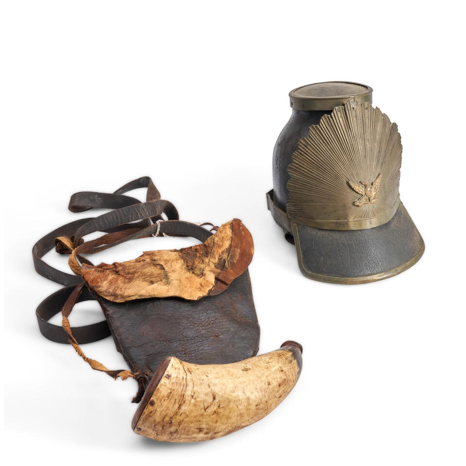 A 19TH CENTURY AMERICAN MILITIA HAT WITH SHOT POUCH AND POWDER HORN. (1 of 3)
