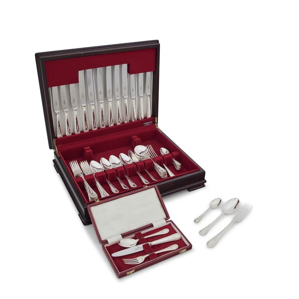 An Elizabeth II canteen of silver cutlery Makers Mark, WLd, Sheffield, 1981 (45) (1 of 1)