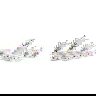 Service à thé et à café en porcelaine de Meissen (Marcolini), vers 1780 A Ma...: Service à thé et à café en porcelaine de Meissen (Marcolini), vers 1780 A Marcolini Meissen tea and coffee service, circa 1780 Comprising 15 saucers, 11 coffee cups, 5 teacups,