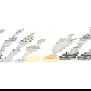 Cinq objets ornementaux en miniature en porcelaine italienne, XVIIIe siècle Five miniature ...: Cinq objets ornementaux en miniature en porcelaine italienne, XVIIIe siècle Five miniature Italian ornamental pieces, 18th century Comprising an urn, a flower-filled vase on a rectangular