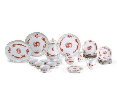 Service à thé en porcelaine de Meissen à décor du dragon rouge, entre 1924 e...: Service à thé en porcelaine de Meissen à décor du dragon rouge, entre 1924 et 1934 A Meissen coffee service in the 'Red Dragon' pattern, between 1924 and 1934 Comprising: a