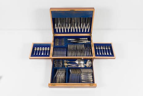 Assemblage de couverts dans un coffret pour un mariage anglaisSet of cutlery in a box for an Eng...: Assemblage de couverts dans un coffret pour un mariage anglais Set of cutlery in a box for an English wedding including - Mappin & Webb, in sheffield, the handles in mother-of-pearl: 24 large