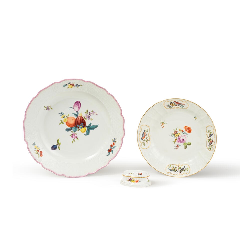 Un ensemble de vaisselle en porcelaine de Meissen, vers 1750-60 A group of Meissen tableware, ci...: Un ensemble de vaisselle en porcelaine de Meissen, vers 1750-60 A group of Meissen tableware, circa 1750-60 Comprising a salt with ridged moulding decorated with deutsche Blumen, a dinner plate with r