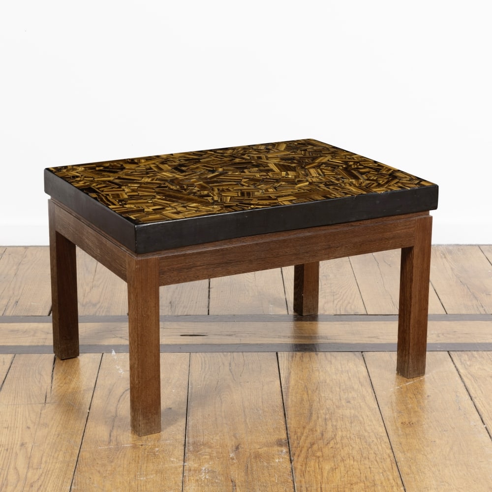 ETIENNE ALLEMEERSCH (1926-2002) Table basse: ETIENNE ALLEMEERSCH (1926-2002) Table basse Circa 1970 Oeil-de-tigre, résine et bois H: 35 cm. (13.3/4 in.); L: 56 cm. (21.5/8 in.); P: 40,5 cm. (16 in.) A low table in oeil-de-tigre, resin and w