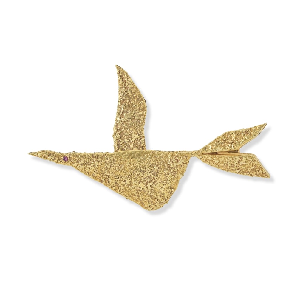GEORGES BRAQUE: BROCHE 'PHAETON' RUBIS, CIRCA 1960: GEORGES BRAQUE: BROCHE 'PHAETON' RUBIS, CIRCA 1960 Formant un oiseau stylisé en or jaune texturé, son oeil serti d'un rubis de forme ronde, signée BIJOUX DE BRAQUE HEGER DE LÖWENFE