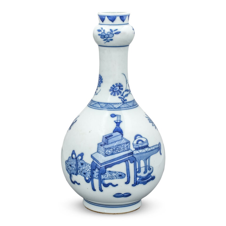 A BLUE AND WHITE 'ANTIQUES' GARLIC NECK VASE Kangxi-style