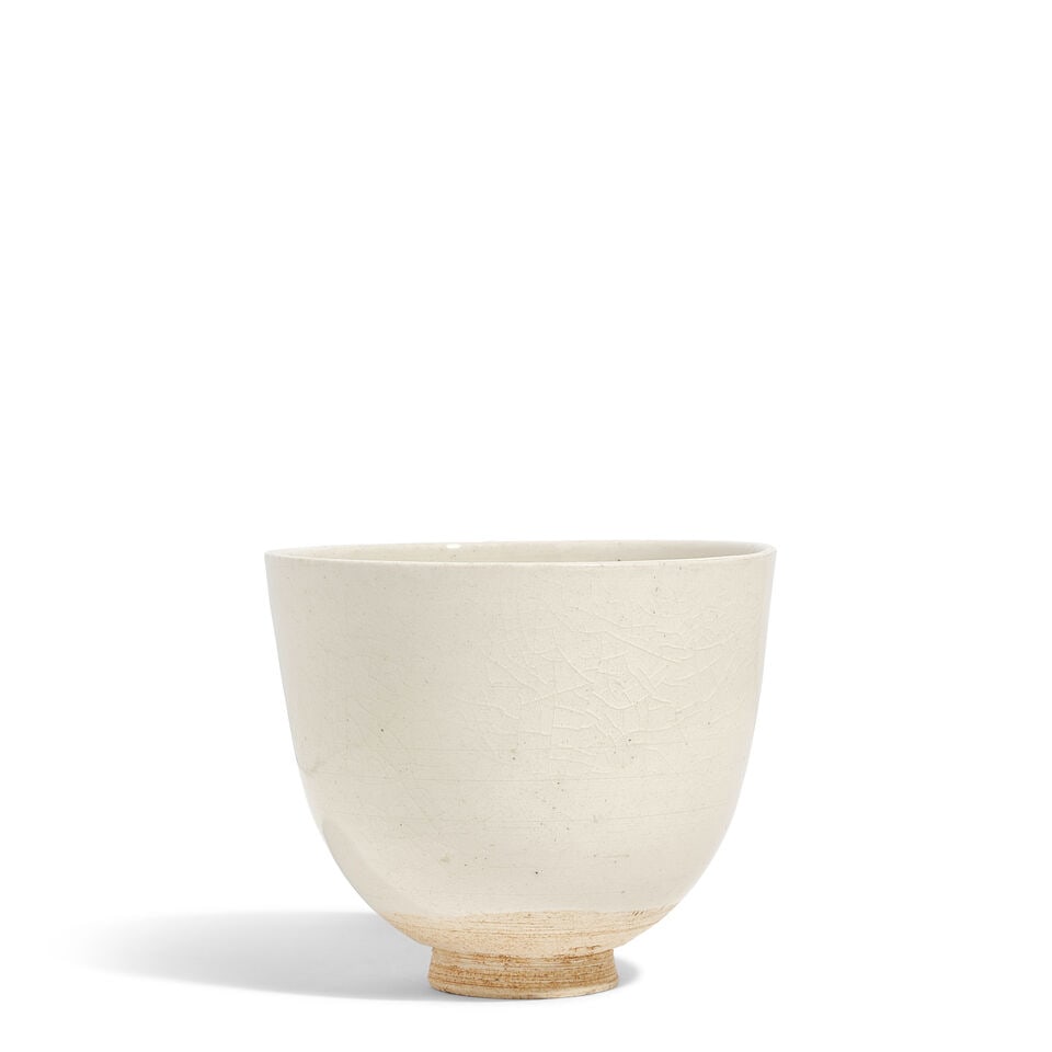 A RARE WHITE-GLAZED CUP Sui dynasty (box)