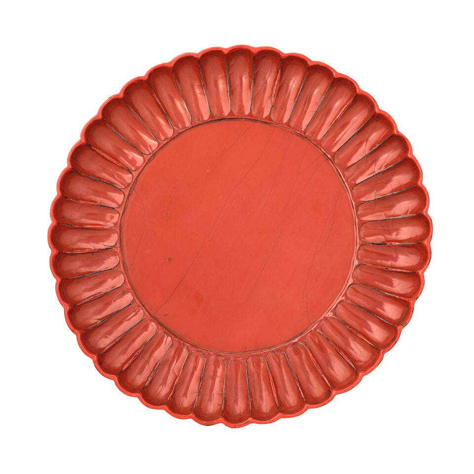 A CHRYSANTHEMUM-FORM RED LACQUER DISH 15th century (with fitted wood box)