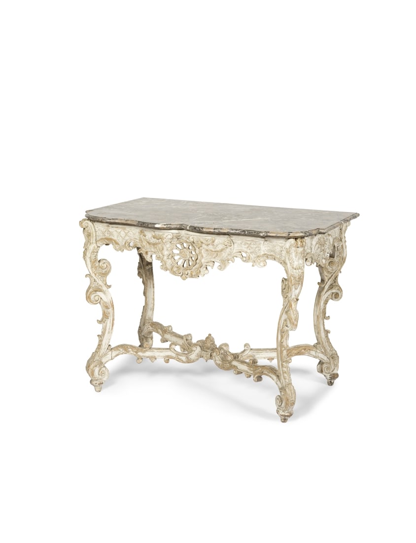 Console Régence en bois sculpté et laqué blanc de la première moitié du...: Console Régence en bois sculpté et laqué blanc de la première moitié du XVIIIe siècle A Regence carved and white-painted console table, first half 18th century The shaped