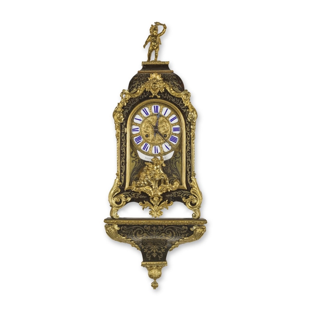 Cartel d'applique en placage d'écaille de tortue de la seconde partie du XIXe siècle e...: Cartel d'applique en placage d'écaille de tortue de la seconde partie du XIXe siècle et une console. A good late 19th century French Louis XV style tortoiseshell Boulle bracket clock and mat