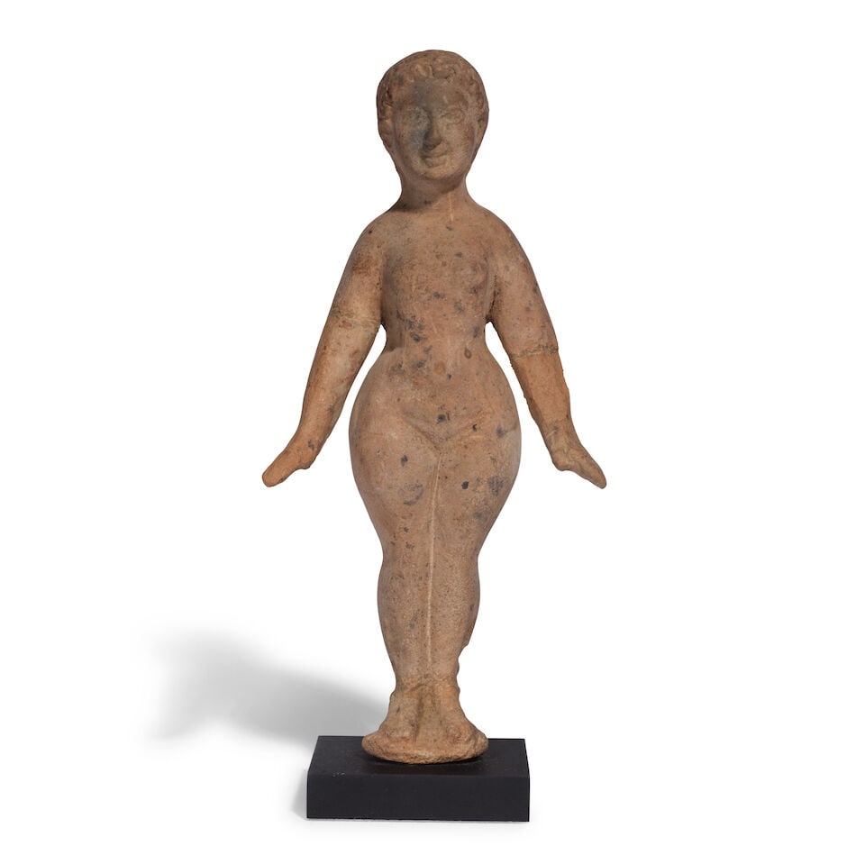 STATUETTE DE DIVINITÉ FÉMININE DEBOUT EN TERRE CUITE Ancienne région du Gandhara,... (1 of 2)