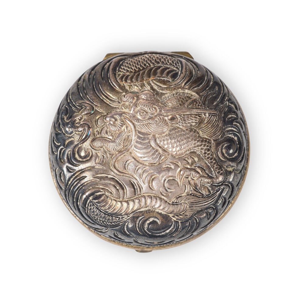 NETSUKE BOUSSOLE EN ARGENT ET MÉTAL DANS LE STYLE MANJU Japon, Époque d'Edo (1615-1868... (1 of 3)