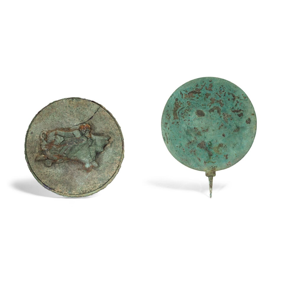UN MIROIR EN BRONZE ÉTRUSQUE ET UN COUVERCLE DE MIROIR EN BRONZE GREC Ca. IIIe siècle ... (1 of 3)