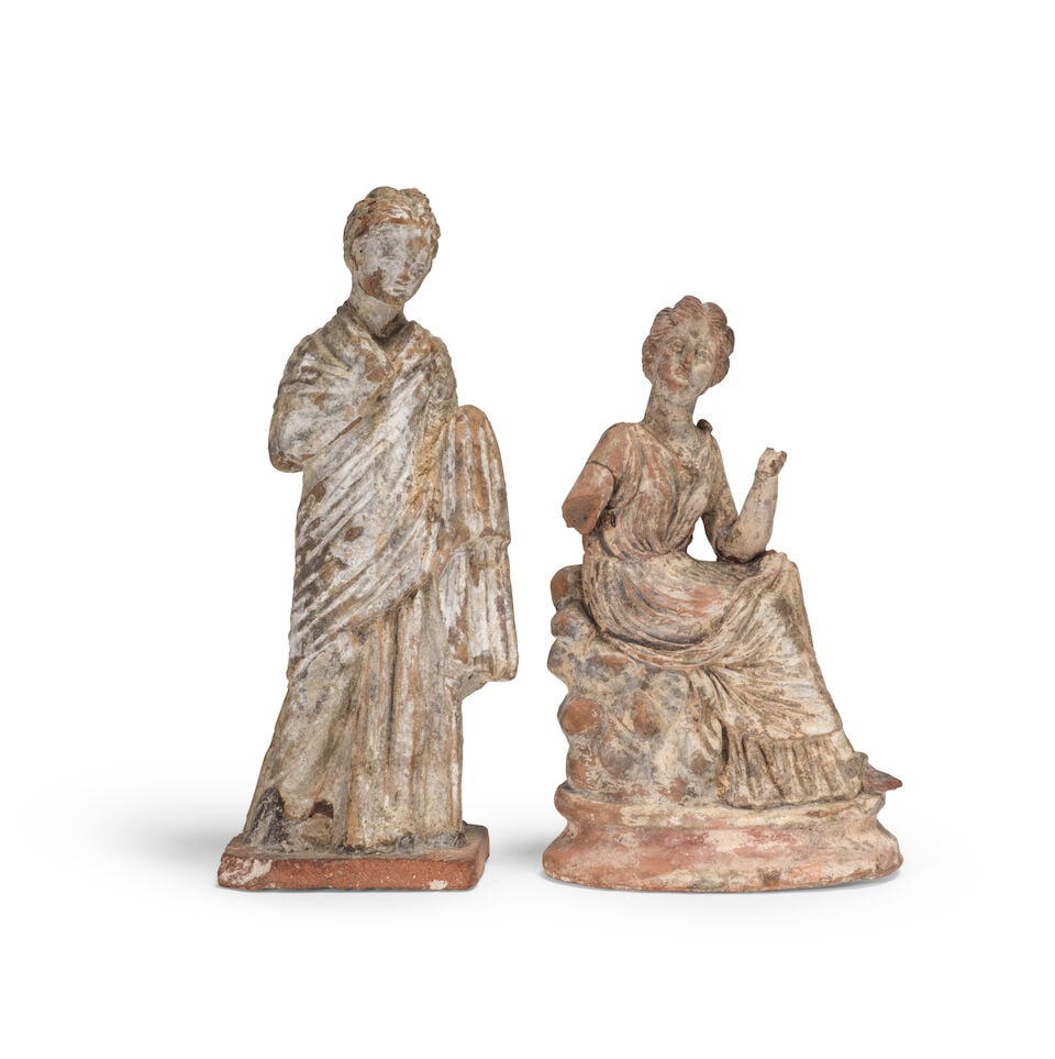 FIGURINE FÉMININE DITE DE TANAGRA ET FIGURINE FÉMININE ASSISE DE STYLE GREC EN TERRE C... (1 of 3)