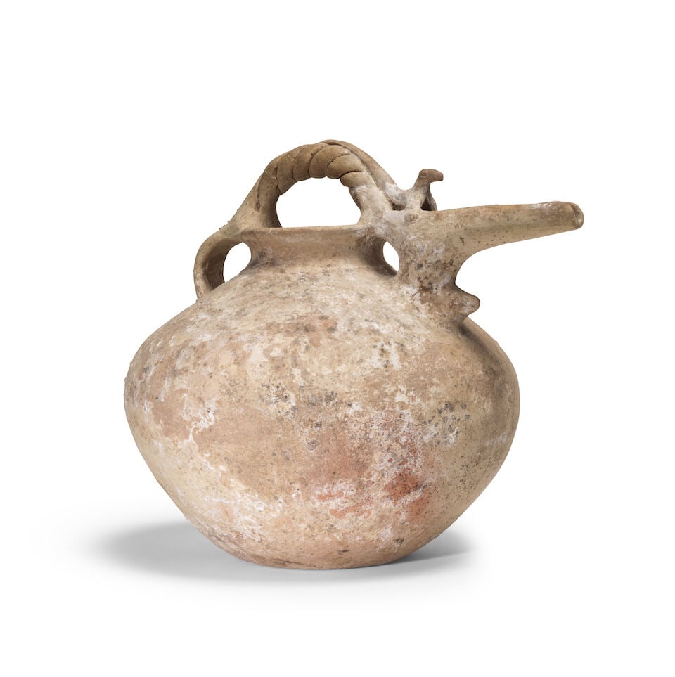 VASE EN TERRE CUITE À BEC VERSEUR Iran, ca. début-milieu du Ier millénaire av. J.C. (1 of 2)