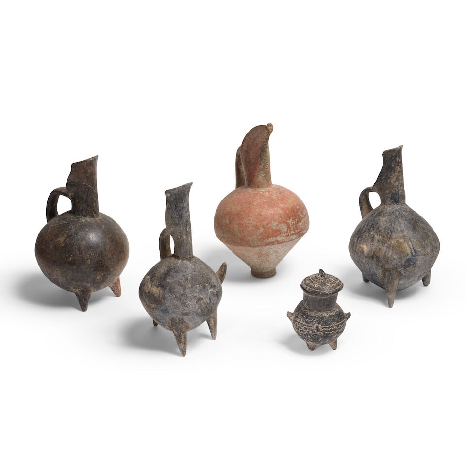 QUATRE VASES DE YORTAN ET UNE CRUCHE HITTITE EN TERRE CUITE Anatolie, ca. IIIe millénaire -... (1 of 2)