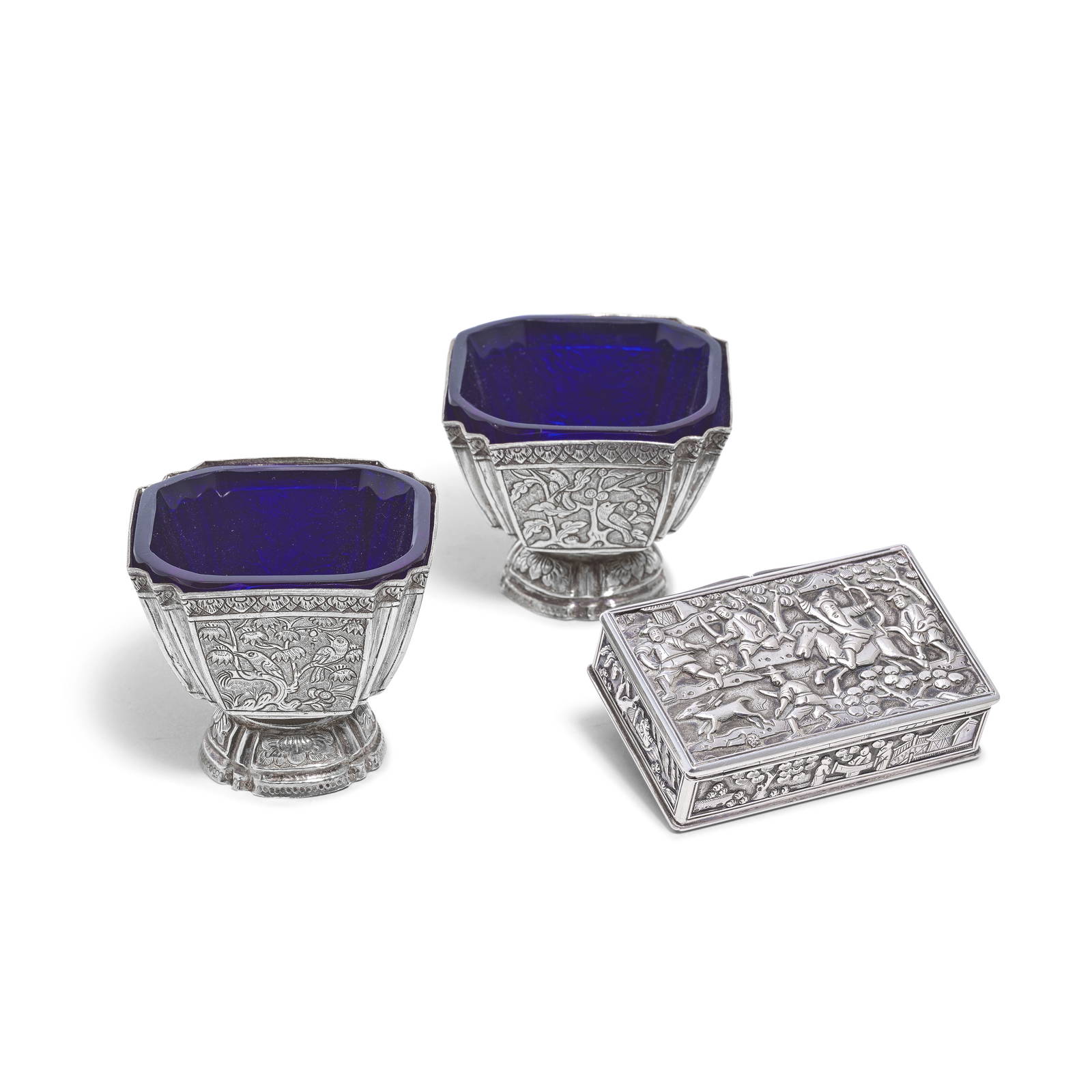 A CHINESE EXPORT SILVER SNUFF BOX AND TWO GLASS-LINED SILVER SALTS Late 19th/early 20th century (5)