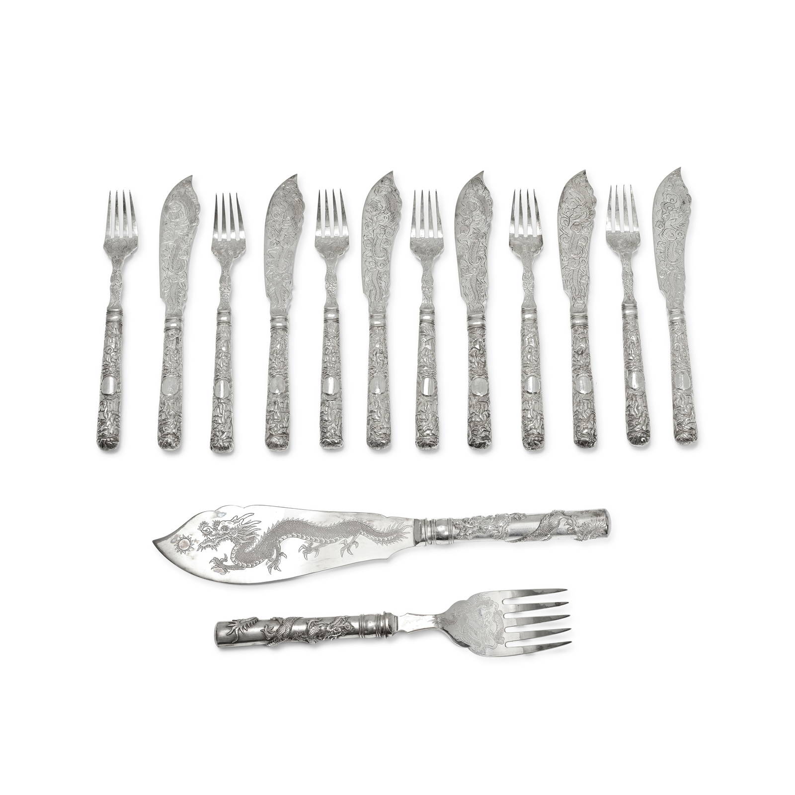 A SET OF CHINESE EXPORT FISH SERVERS By Tuck Chang and Luen Wo, circa 1900s (17)