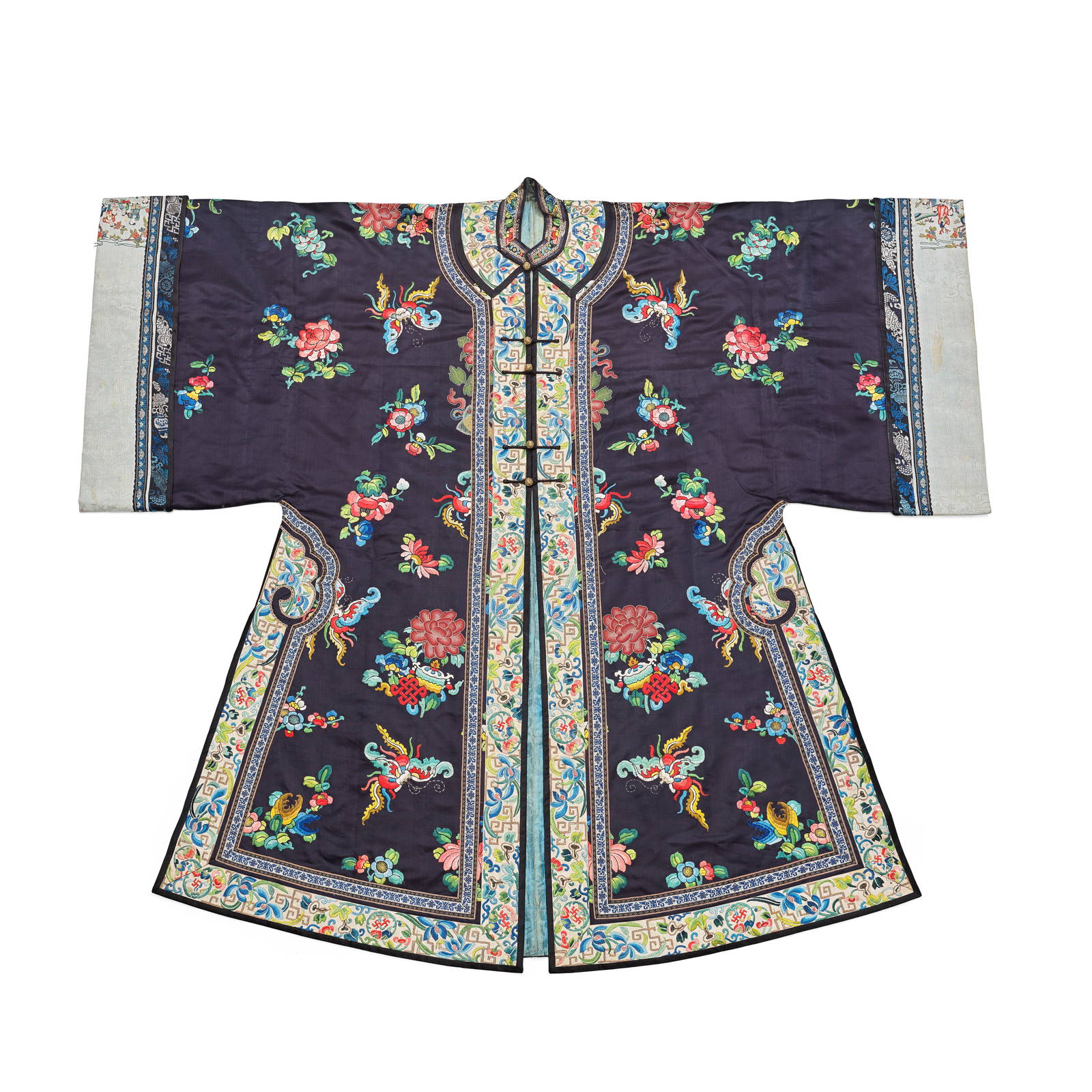 A FINE SILK EMBROIDERED LADY'S ROBE Late Qing Dynasty