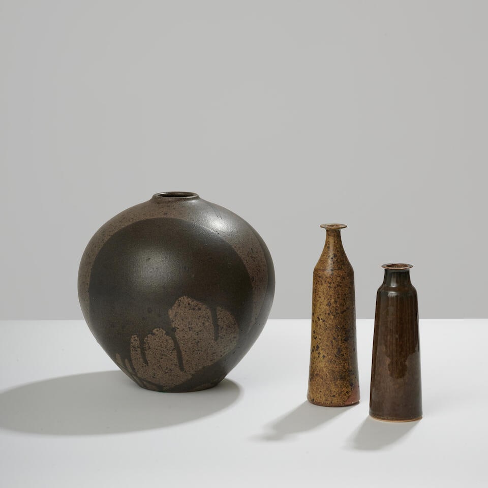 ROBERT DEBLANDER (1924-2010) Ensemble comprenant un vase et deux bouteilles: ROBERT DEBLANDER (1924-2010) Ensemble comprenant un vase et deux bouteilles Vase Signé 'DEBLANDER' et cachet de l'artiste Grès émaillé H: 21 cm. (8.1/4 in.); D: 22 cm. (8.5/8 in.)