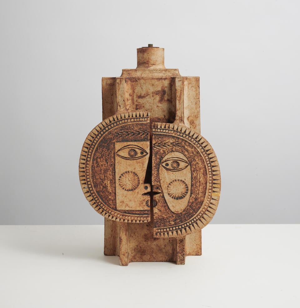 ROGER CAPRON (1922-2006) & JEAN DERVAL (1925-2010) Pied de lampe de table Soleil: ROGER CAPRON (1922-2006) & JEAN DERVAL (1925-2010) Pied de lampe de table Soleil Circa 1970 Cachets de l'artiste 'Capron / Vallauris / France' Grès H: 41 cm. (16.1/8 in.); L: 26,5 cm. (10.3/8 in.