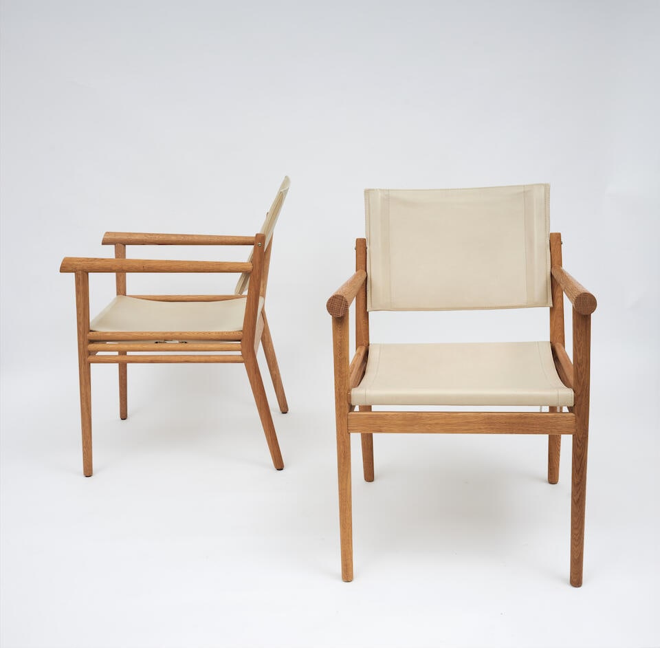 JEAN-MICHEL FRANK (1895-1941) & PAUL RODOCANACHI (1871-1952) Paire de fauteuils bridge Metteur e...: JEAN-MICHEL FRANK (1895-1941) & PAUL RODOCANACHI (1871-1952) Paire de fauteuils bridge Metteur en scène Création circa 1930 Édition Ecart International, 1998 Chêne et cuir Chacun H