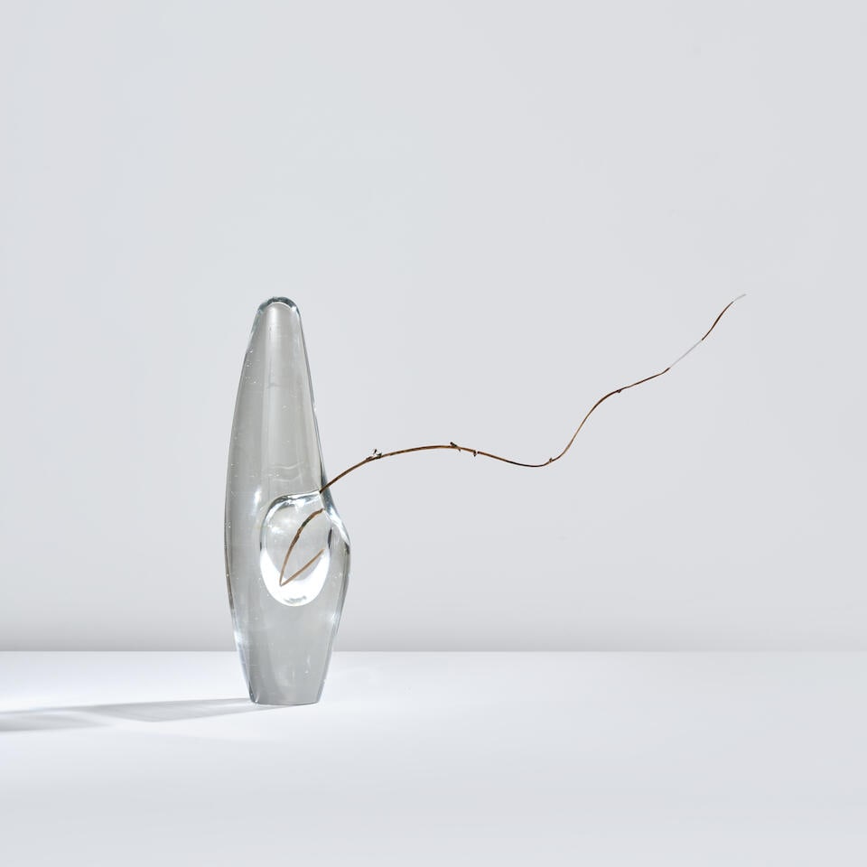TIMO SARPANEVA (1926-2006) Vase-sculpture Orkidea: TIMO SARPANEVA (1926-2006) Vase-sculpture Orkidea Création en 1954 Édition Iittala, 1955 Signé 'TIMO SARPANEVA . IITTALA . 55' Verre soufflé, moulé et taillé H: 26,5 cm.