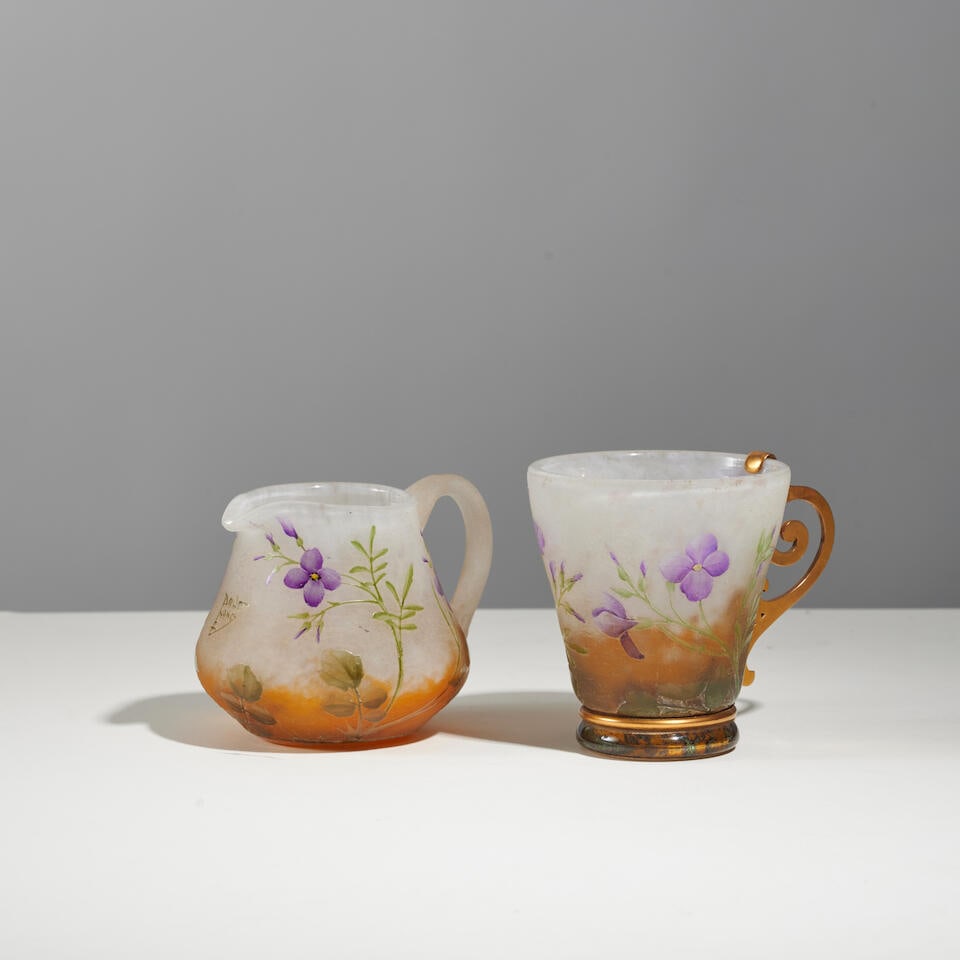 DAUM Nancy Pichet et petit verre: DAUM Nancy Pichet et petit verre Chacun signé 'DAUM / NANCY / ☨' Verre multicouche dégagé à l'acide puis émaillé à décor tournant de myosotis sur fond mar