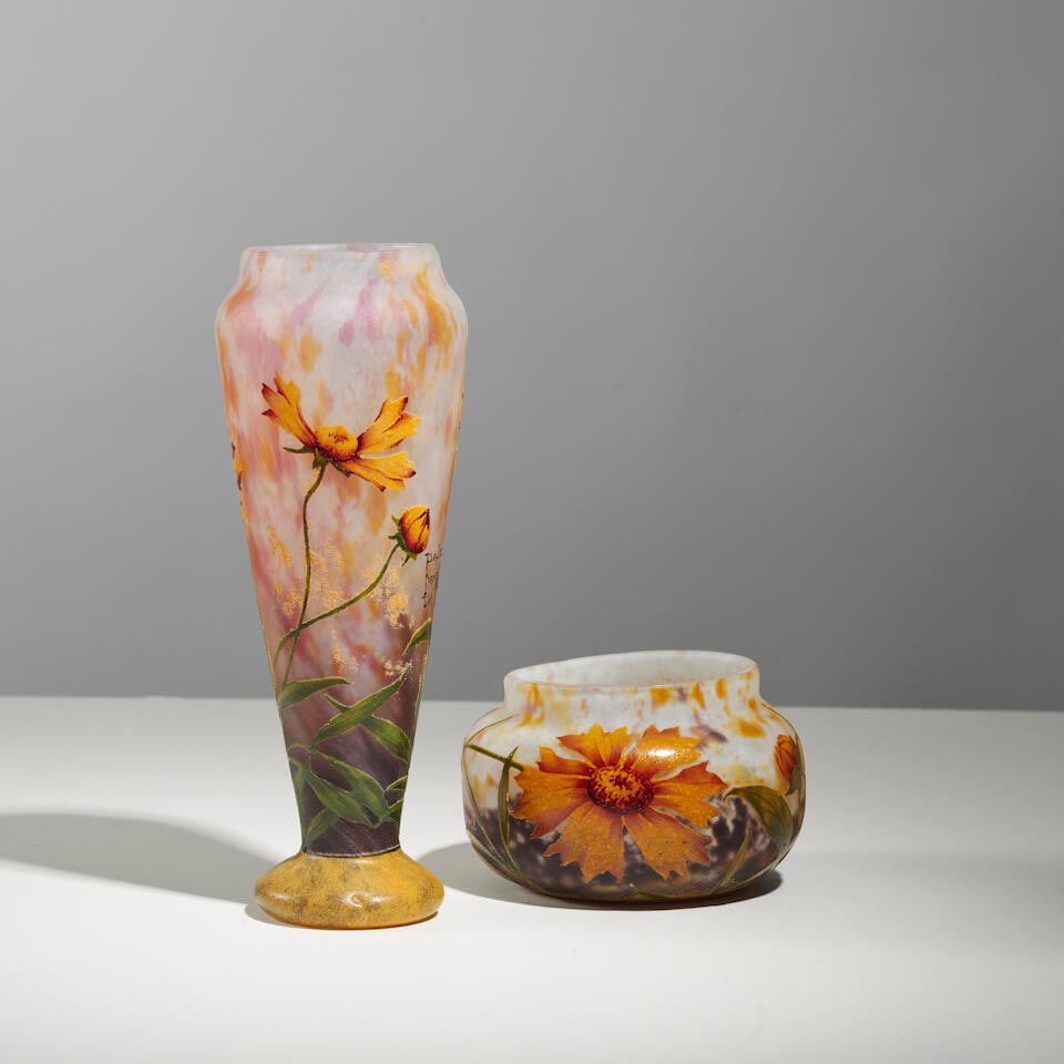 DAUM Nancy Un vase et une coupe: DAUM Nancy Un vase et une coupe Chacun signé 'DAUM / NANCY / ☨ / FRANCE' Verre multicouche dégagé à l'acide puis émaillé à décor tournant de floraison de