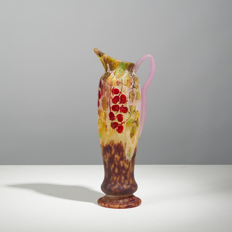 DAUM Nancy Pichet à anse serpentine: DAUM Nancy Pichet à anse serpentine Signé 'DAUM / NANCY / ☨' Verre multicouche dégagé à l'acide à décor tournant de cynorrhodons en vitrification de poudres d'