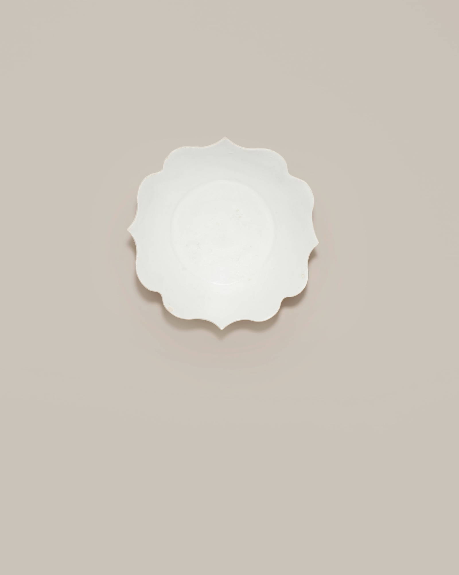 A RARE DINGYAO FOLIATE-RIM DISH Late Tang Dynasty/Five Dynasties, 10th century (2)