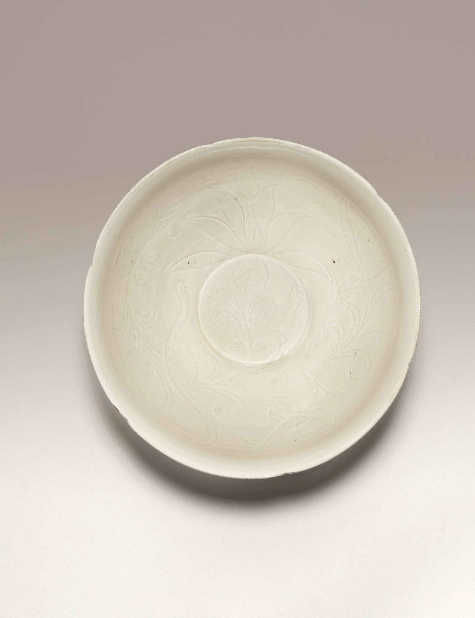 A RARE AND LARGE DINGYAO CARVED 'LOTUS' BOWL Northern Song Dynasty (2)