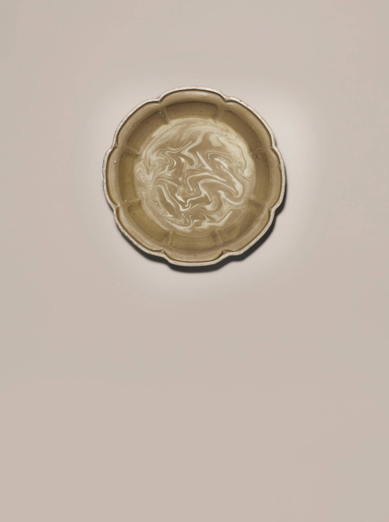 A VERY RARE MARBLE-GLAZED EIGHT-LOBED DISH Jin/Yuan Dynasty (2)