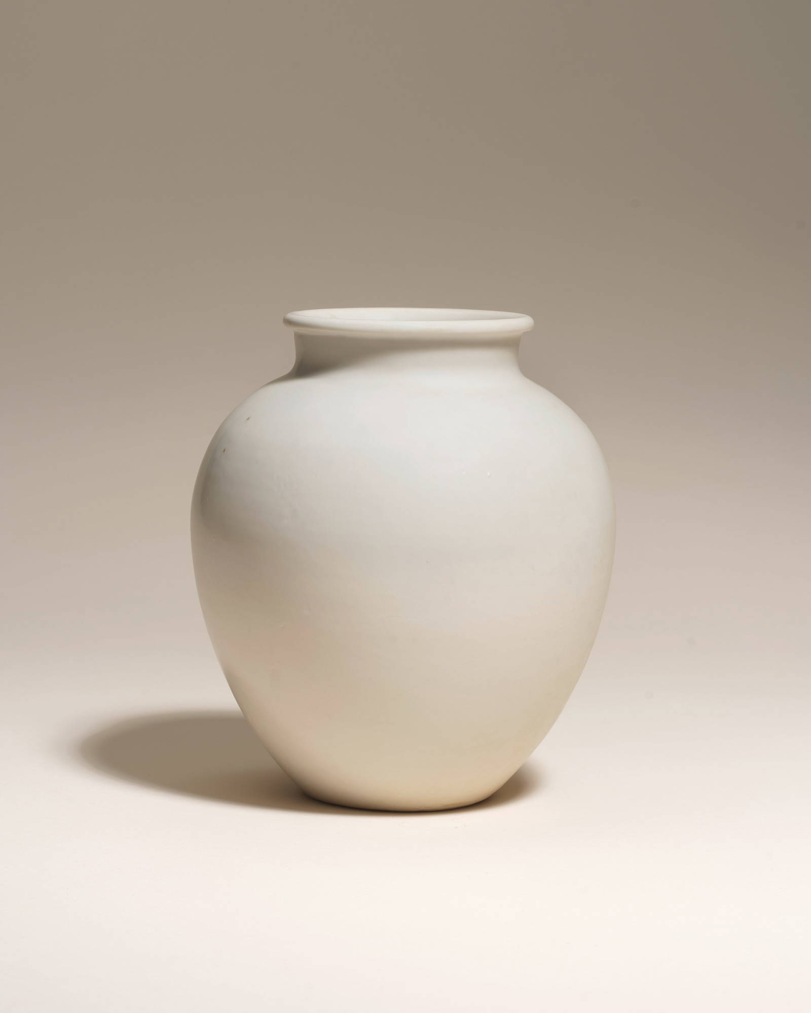 A RARE XINGYAO WHITE-GLAZED JAR Ying incised character, Tang Dynasty (2)