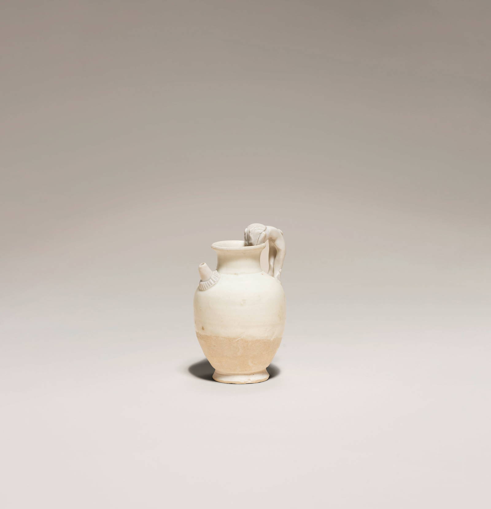 A SMALL XINGYAO WHITE-GLAZED LION-HANDLED EWER Late Tang Dynasty (2)