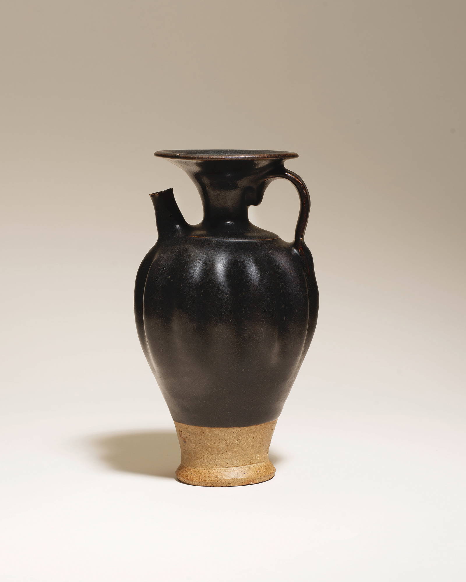 A YAOZHOU BLACK-GLAZED STONEWARE LOBED EWER Tang Dynasty (2)