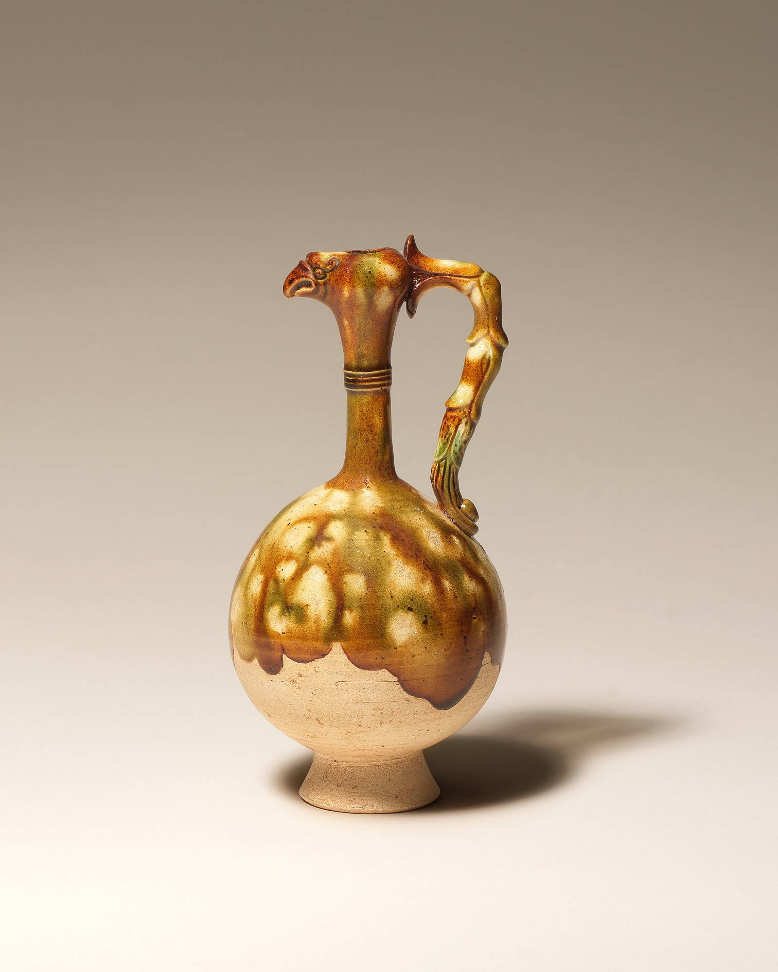 A VERY RARE SANCAI EAGLE-HEAD EWER Tang Dynasty (2)