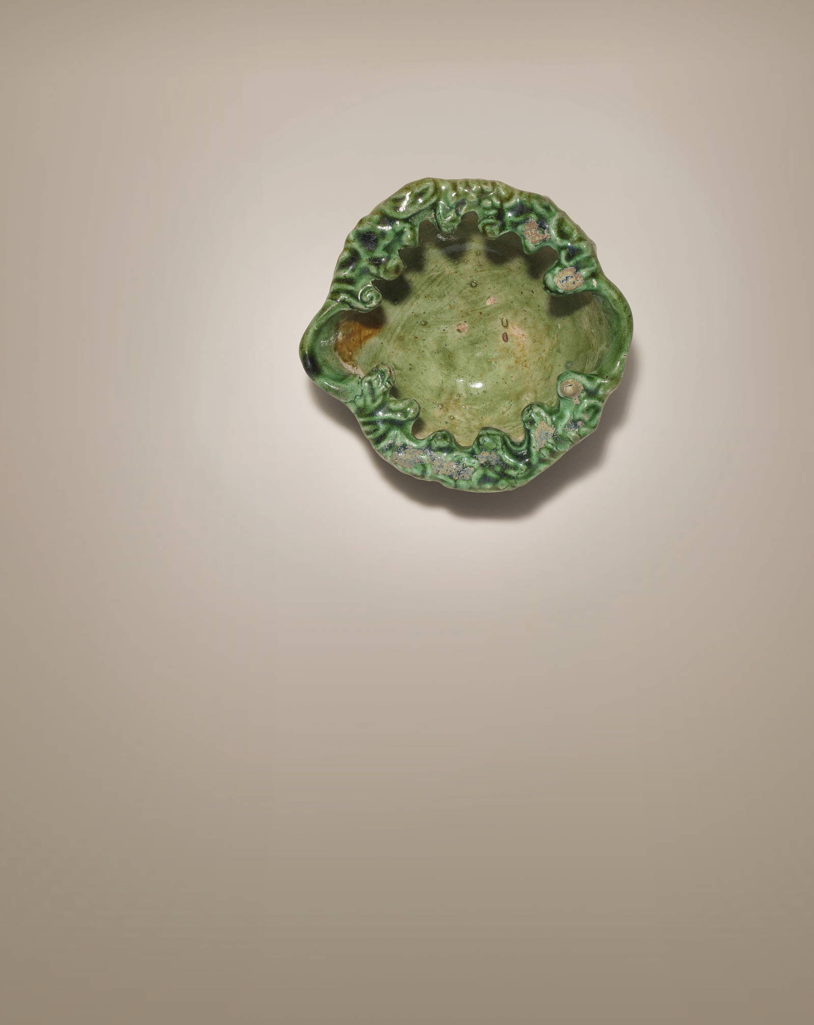A RARE GREEN-GLAZED POTTERY 'LEAF-SHAPED' BRUSH WASHER Tang Dynasty